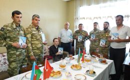 Azərbaycanlı yazar Etibar Həsənzadə Daşkəsən rayonunun Vətən müharibəsi qaziləri ilə görüşüb